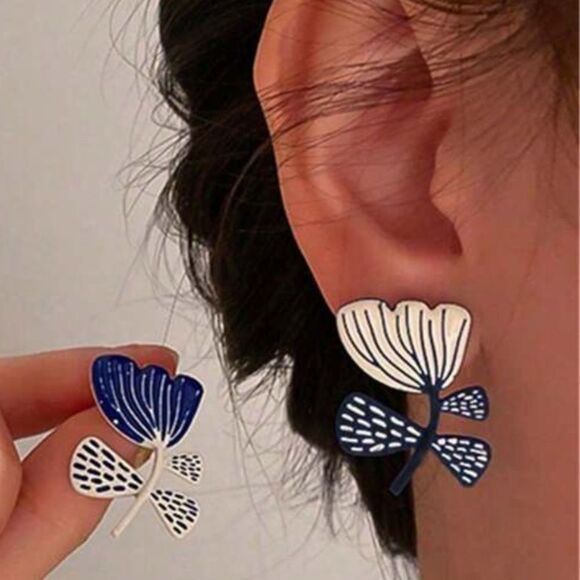 Navy and White Floral Earrings A1256 - Picture 3 of 4